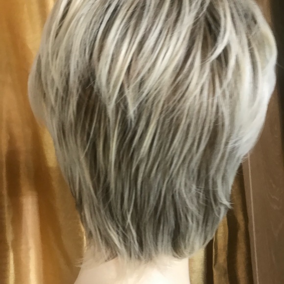 Short Light color blonde with highlights wig - Picture 3 of 5